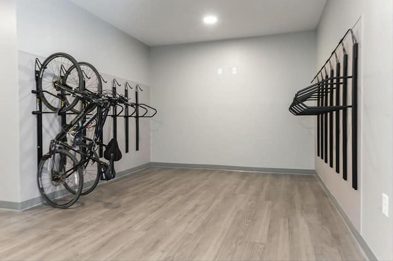 Modern Dwntwn 1 Bdrm Apt Pool Gym Free Parking อินเดียนาโพลิส ภายนอก รูปภาพ