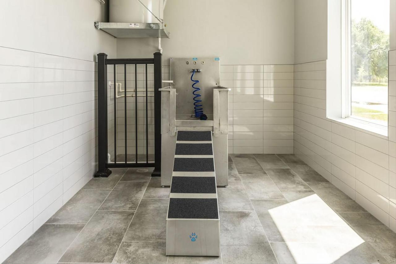 Modern Dwntwn 1 Bdrm Apt Pool Gym Free Parking อินเดียนาโพลิส ภายนอก รูปภาพ